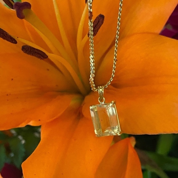 beautiful vintage gold tone bracelet with yellow crystal accent - Picture 15 of 16